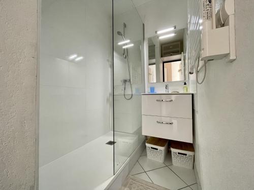 une salle de bain avec douche et lavabo dans l'établissement Appartement 4 pers, piscine, parking, climatisation en bord de mer - FR-1-338-508, à Sète