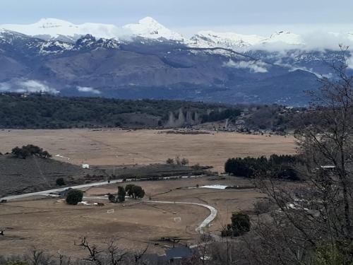 - une vue sur un champ avec des montagnes enneigées dans l'établissement Aire de Chapelco, à San Martín de los Andes