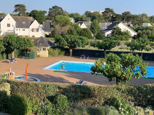 - une piscine pour 2 personnes dans l'établissement Duplex confortable, piscine, proche plage/Jumping, à Guérande