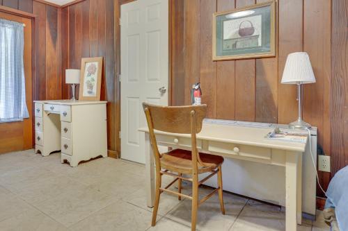 Fotografie z fotogalerie ubytování Pet-Friendly Youngstown Cottage with Yard v destinaci Youngstown