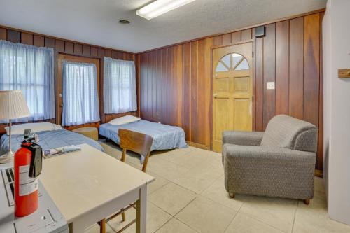 Habitación con 1 dormitorio con 1 cama y 1 silla en Pet-Friendly Youngstown Cottage with Yard, en Youngstown