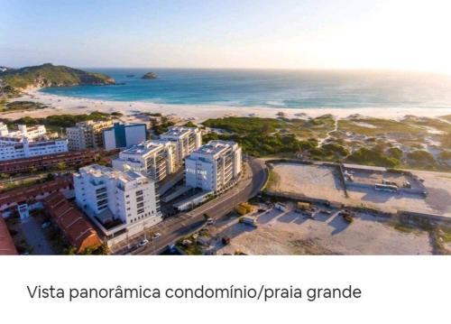 an aerial view of a city and a beach at Arraial do Cabo, Vista mar, conforto, Piscina. in Arraial do Cabo