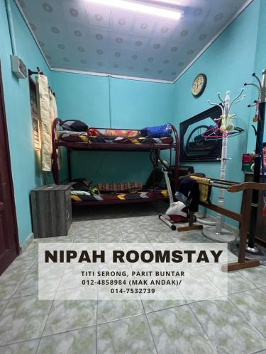 een kamer met 2 stapelbedden en een bord met nirvana roomeway bij NIPAH ROOMSTAY PARIT BUNTAR in Parit Buntar