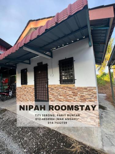 ein Gebäude mit einem Schild, das nipah roosteway liest in der Unterkunft NIPAH ROOMSTAY PARIT BUNTAR in Parit Buntar
