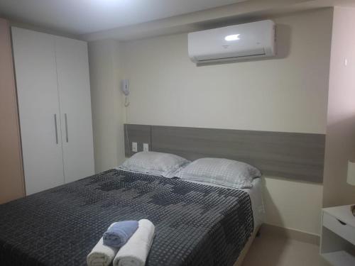 1 dormitorio con 1 cama con toallas en Nomar XI - Gold Flat, en João Pessoa