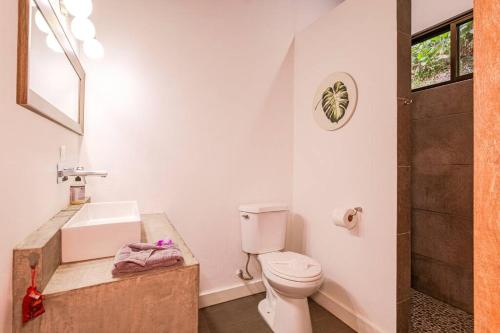La salle de bains est pourvue de toilettes et d'un lavabo. dans l'établissement Villa Ángel (AC/Internet/Pool/Punta Uva beach), à Punta Uva