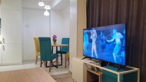 een woonkamer met een flatscreen-tv op een standaard bij Lux Apartment with Large Balcony in Skopje
