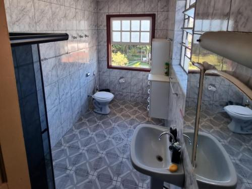 y baño con lavabo y aseo. en República Birinaite, en Ouro Preto