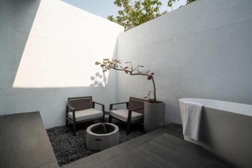 鹿港的住宿－Sukinab&b喜歡旅居曲巷冬晴，一间带两把椅子和浴缸的浴室