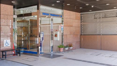 uma entrada para um edifício com uma porta giratória em Toyoko Inn Shimonoseki Kaikyo yume tower Mae em Shimonoseki