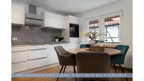 een keuken en eetkamer met een tafel en stoelen bij Apartment Leinetal - 3 Zi 70 qm ,Küche, Duschbad, Parkplatz in Northeim