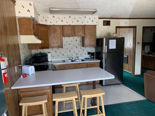 A kitchen or kitchenette at Ponderosa Lodge