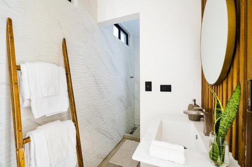 y baño con lavabo y espejo. en L'Avventura Boutique Hotel en Tamarindo