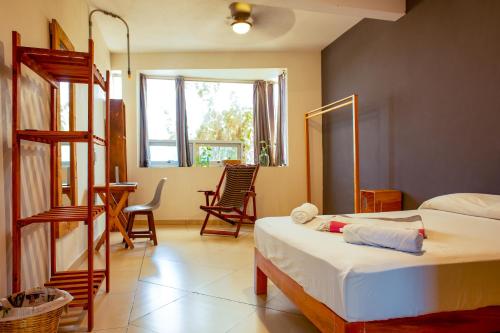波多埃斯康迪的住宿－Puerto Dreams H，卧室配有一张床和一张桌子及椅子