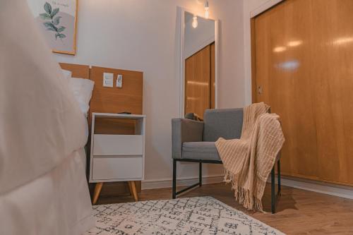 a living room with a chair and a table at Castelli Studios centro SP in Sao Paulo