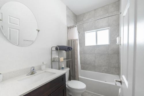 uma casa de banho com um lavatório, um WC e um espelho. em New house on the block near Miami Airport. em Miami