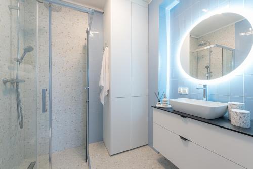 a bathroom with a sink and a glass shower at Apartament nr 19 - Apartamenty Wakacyjna 5 in Mielno