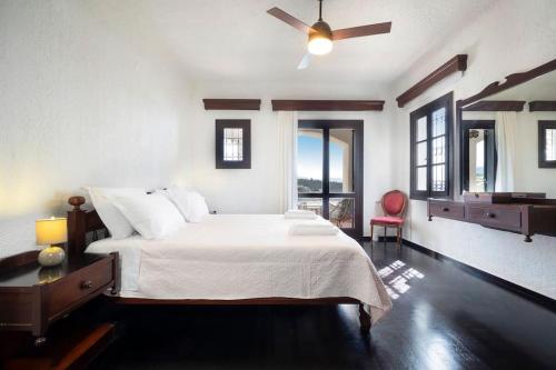 1 dormitorio con 1 cama y ventilador de techo en Casa Bella Vista en Kalathas
