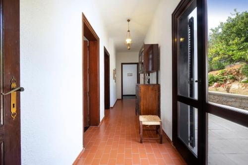 pasillo con puerta, silla y ventana en Casa Bella Vista en Kalathas