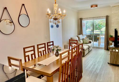 Un lugar para sentarse en UM OÁSIS EM CAMPOS - Lindo e Novo Ap - Próx a Capivari e ao lado da Fonte Simão - com Varanda Gourmet, Lareira & Calefação - UNIDADE COM VISTA PRIVILEGIADA PARA A FONTE