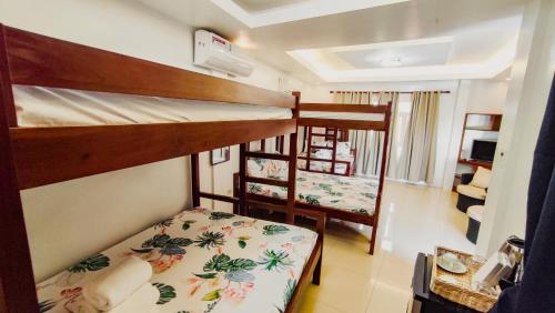 a bedroom with two bunk beds in a room at Youhan Beach Resort in San Antonio