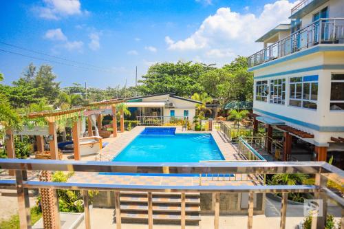 ein Haus mit einem Pool neben einem Gebäude in der Unterkunft Youhan Beach Resort in San Antonio