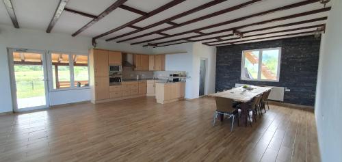 um quarto grande com uma cozinha e uma mesa em La Văru em Cartisoara