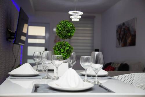 a table with wine glasses and napkins on it at private apartmento airport 7 minutes y de la playa in Carolina