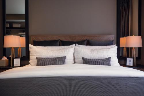 um quarto com uma cama grande e 2 candeeiros em Condesa Luxury Lofts em Cidade do México