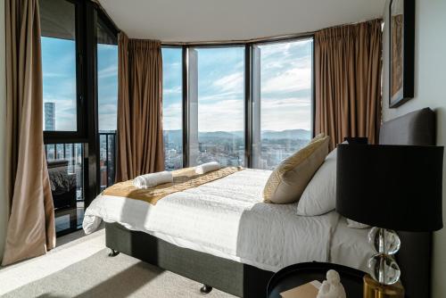 Schlafzimmer mit einem Bett und Stadtblick in der Unterkunft Lux 37th floor 2br 2bath, Infinity pool, Gym, Wifi in Brisbane