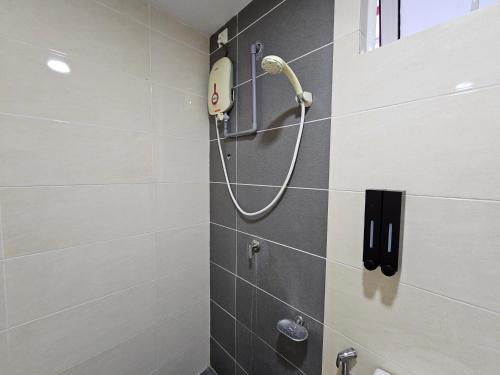 baño con ducha y teléfono en la pared en De Centrum by Adam Homestay, Putrajaya Kajang Bangi en Kajang