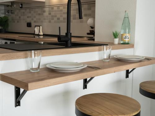 eine Küche mit einer Theke mit Tellern und Gläsern darauf in der Unterkunft Apartamentos Brisas del Puerto de Aguadulce in Aguadulce