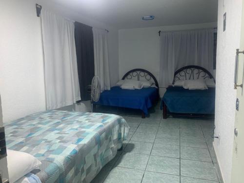 1 dormitorio con 2 camas en una habitación en Alojamiento Morelos, en Ciudad de México