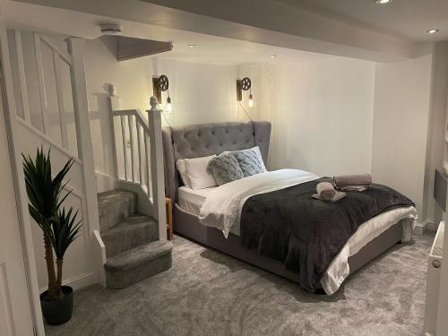 1 dormitorio con cama y escalera en 7 Castle Terrace, en Dolwyddelan
