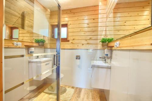 a bathroom with a shower and a sink at Osada Pod Turbaczem in Nowy Targ