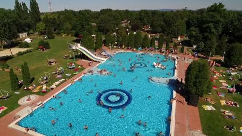 an overhead view of a large swimming pool at Nébel Vendégház in Komárom