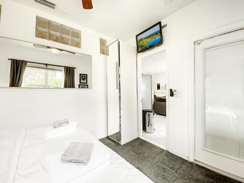 baño blanco con ducha y espejo en 7 Room PgaVillageResort by AmericanVacationliving, en Port Saint Lucie