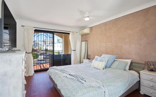 1 dormitorio con cama y ventana grande en Large, Light, dog friendly home 600m to Burleigh beach en Gold Coast