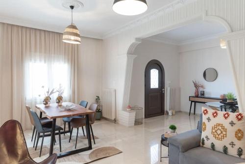 een woonkamer met een tafel en een bank bij Katofli Slow Living in Pithárion