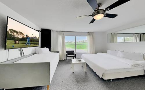 Postel nebo postele na pokoji v ubytování 14 Room DisneyMansion by AmericanVacationliving