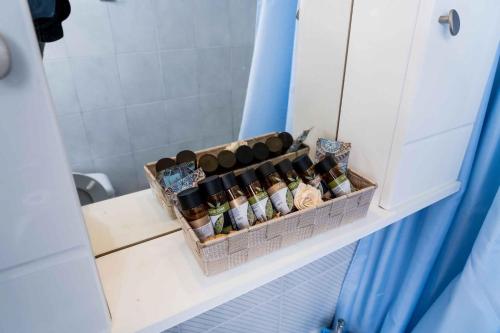 un estante con botellas de alcohol en el baño en Zennova #7 Nea Plagia Beach, en Nea Plagia