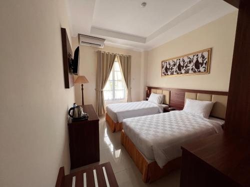 מיטה או מיטות בחדר ב-LE SEMAR HOTEL KARAWACI