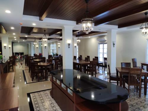 a restaurant with tables and chairs in a room with at LE SEMAR HOTEL KARAWACI in Dahung