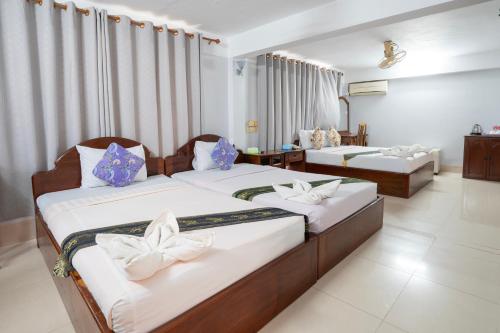 Postel nebo postele na pokoji v ubytování Siem Reap Riverside Hotel