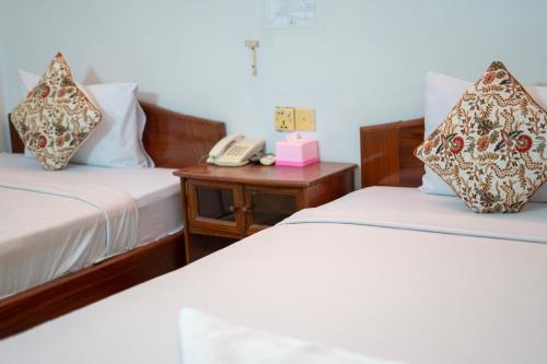 Un ou plusieurs lits dans un hébergement de l'établissement Siem Reap Riverside Hotel