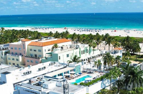 een luchtzicht op een resort met een strand bij 4 RM on Beach SoBeSuites by AmericanVacationLiving in Miami Beach