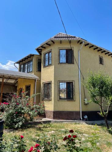 ein großes Haus mit seitlichen Fenstern in der Unterkunft Ak-Orgo guest house in Bischkek
