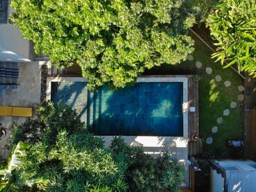 una vista aérea de un edificio con piscina en le raphael, en Saint-Joseph