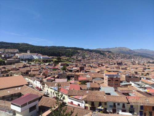 una vista aérea de una ciudad con edificios en El Balcón del Sol, en Cusco