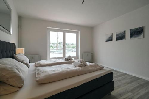 - une chambre avec un grand lit et une fenêtre dans l'établissement Schiffbrücke, à Flensbourg